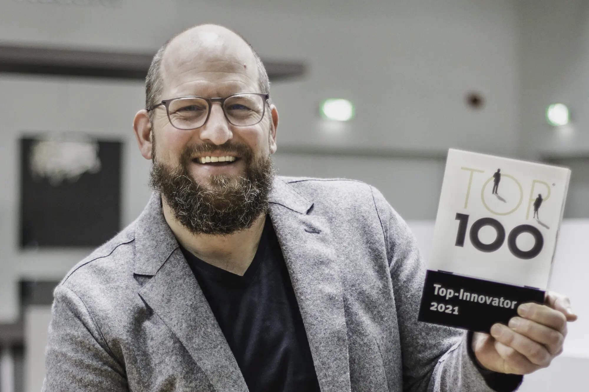 Guido Schulte con el reconocimiento TOP 100 de innovación